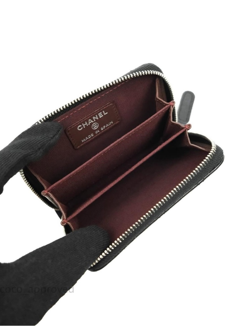 C H A N E L  zipped card holder in lambskin in Silver Hardware - Picture 6 of 7